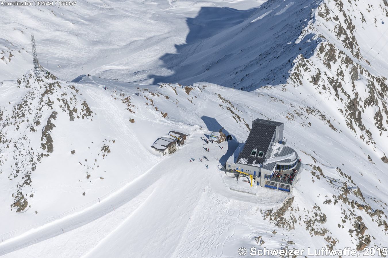 Piz Nair (Restaurant) auf 3024 m.ü.M.; Blick ins Skigebiet 'Valletta da la Pêsch'